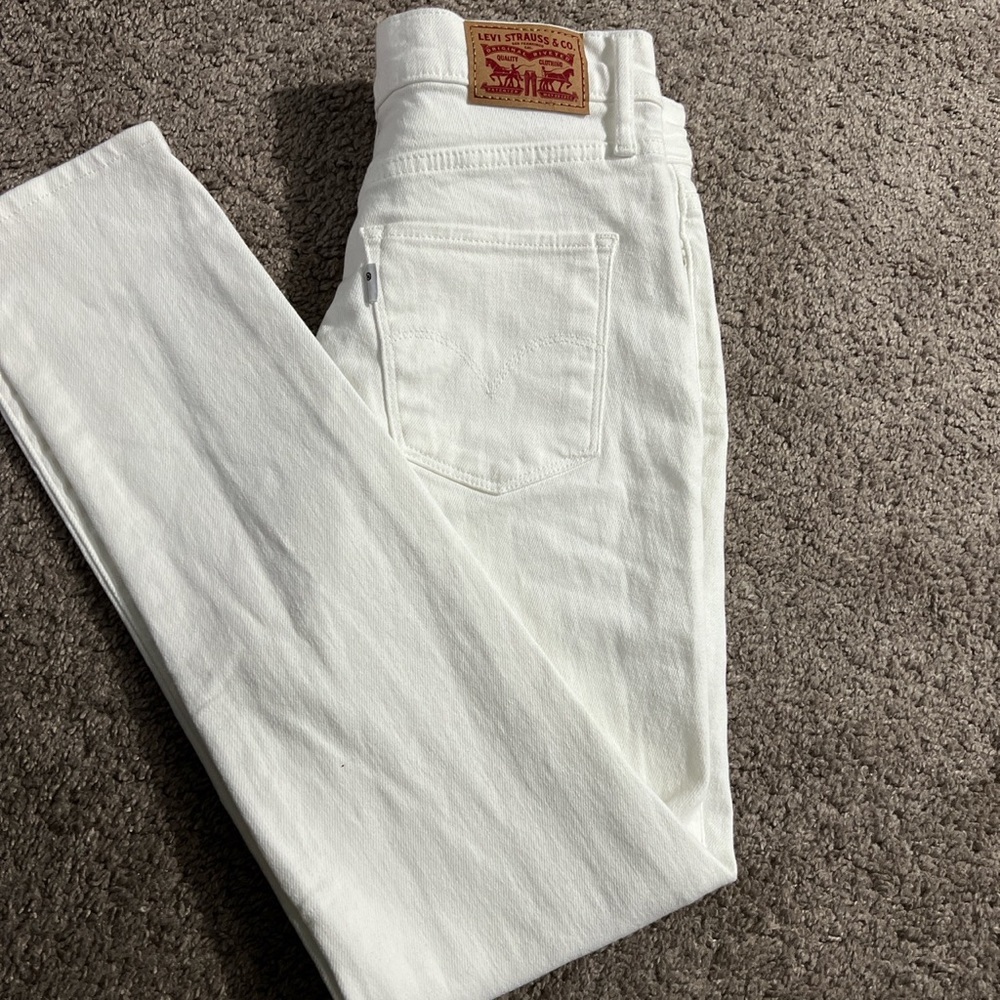 white levi skinny jeans 🤍